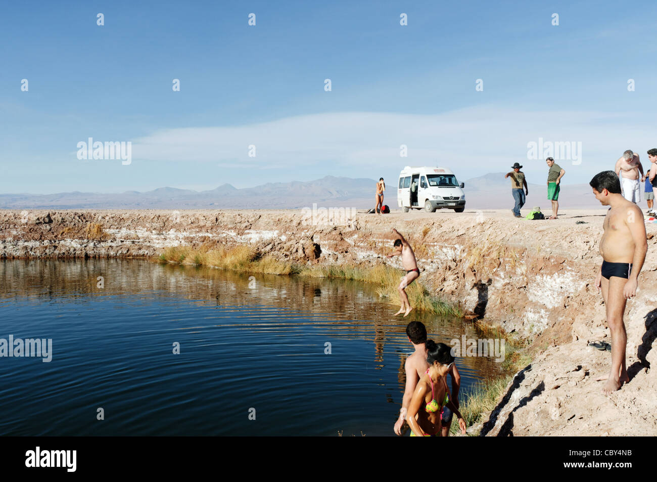 Les gens de Los Ojos del Salar autour des lacs dans le Salar d'Atacama au Chili Banque D'Images