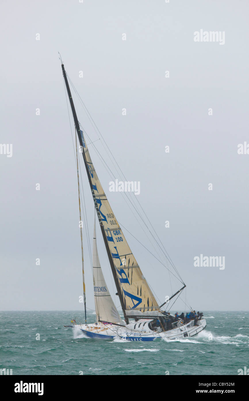 Artemis Ocean Racing en compétition dans le 2011 J. P. Morgan le Tour de l'Île Yacht race près les aiguilles phare, île de Wight. Banque D'Images