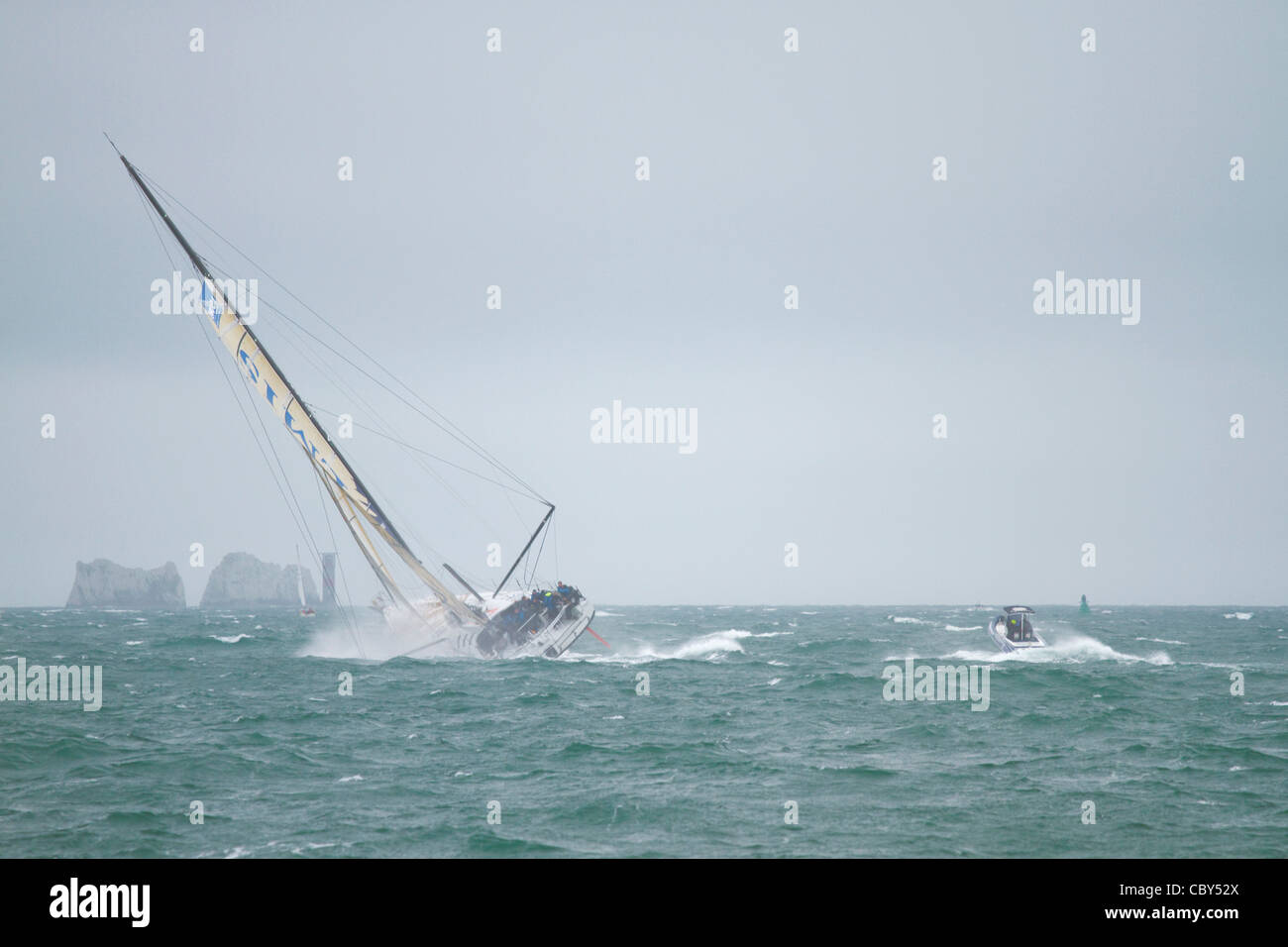 Artemis Ocean Racing en compétition dans le 2011 J. P. Morgan le Tour de l'Île Yacht race près les aiguilles phare, île de Wight Banque D'Images