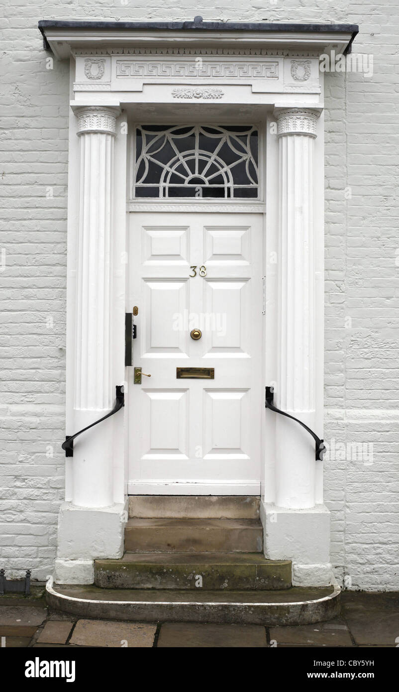 Porte avant blanc à piliers Banque D'Images