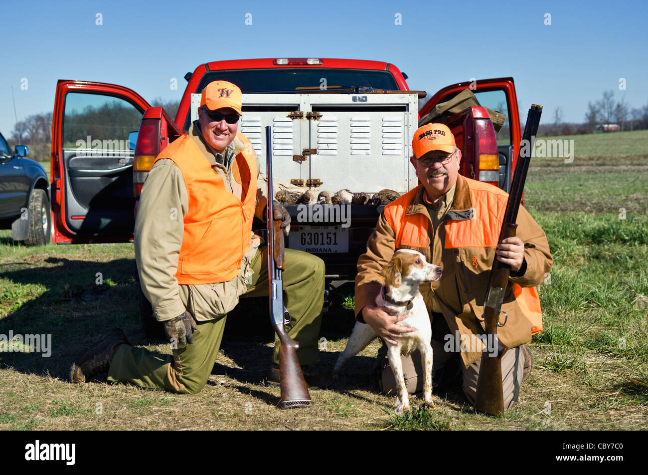 Des chasseurs de deux posant derrière chariot avec des fusils, des cailles et Setter Anglais Banque D'Images