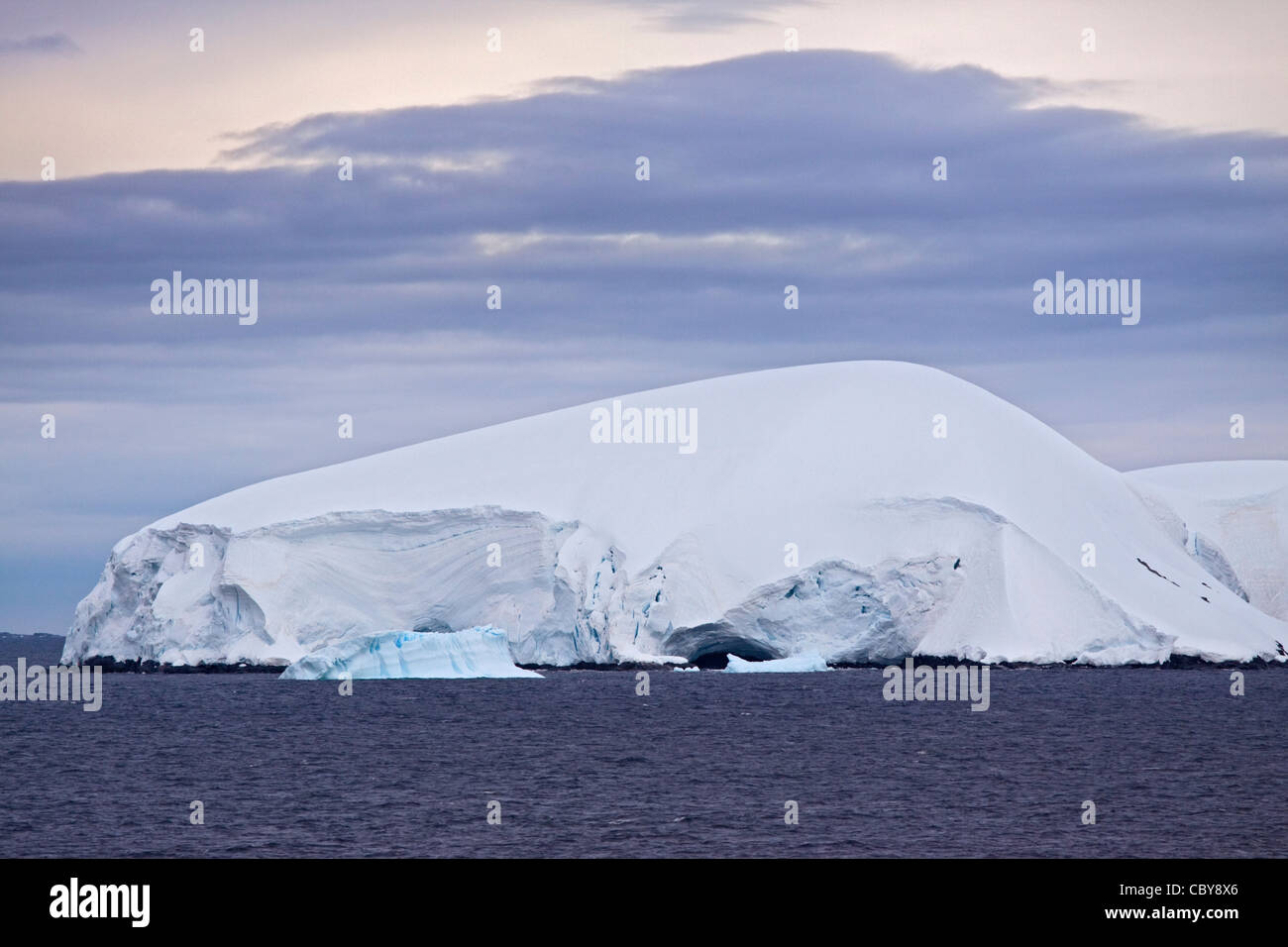 Île couverte de neige, Péninsule Antarctique Banque D'Images