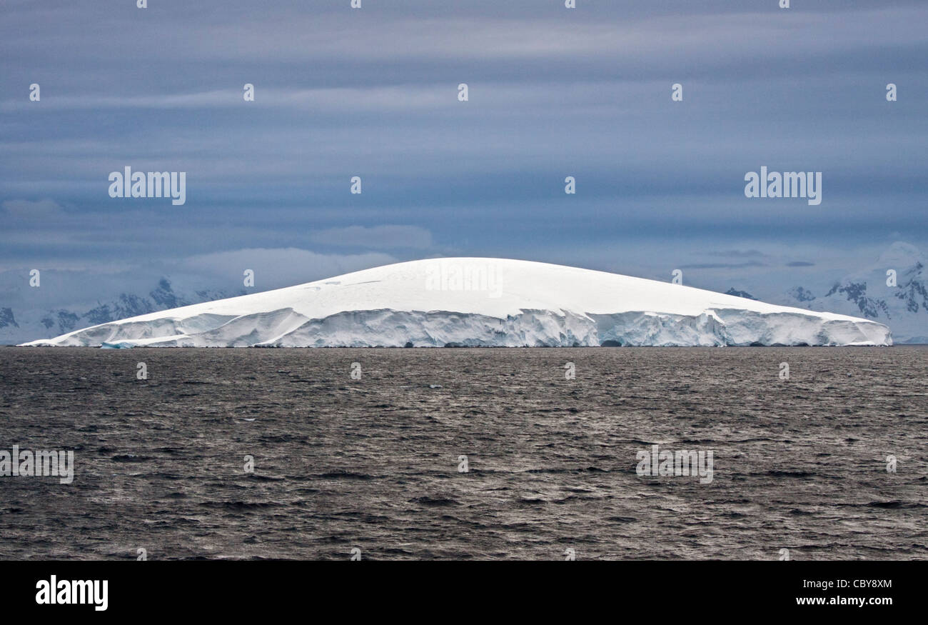 Île couverte de neige, Péninsule Antarctique Banque D'Images