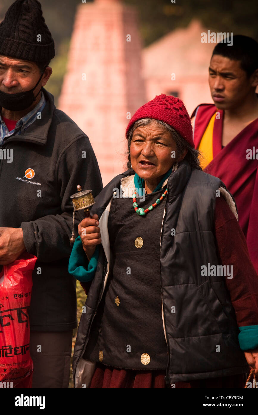 L'Inde, le Bihar, le Temple de la Mahabodhi Bodhgaya, pèlerin tibétain, tourner la roue de prière Banque D'Images