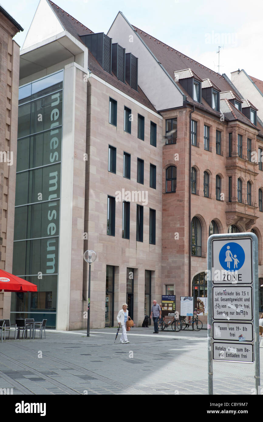 Nuremberg, Allemagne. Zone piétonne dans le centre-ville et le Neues Museum (Nouveau Musée) Bâtiment Banque D'Images