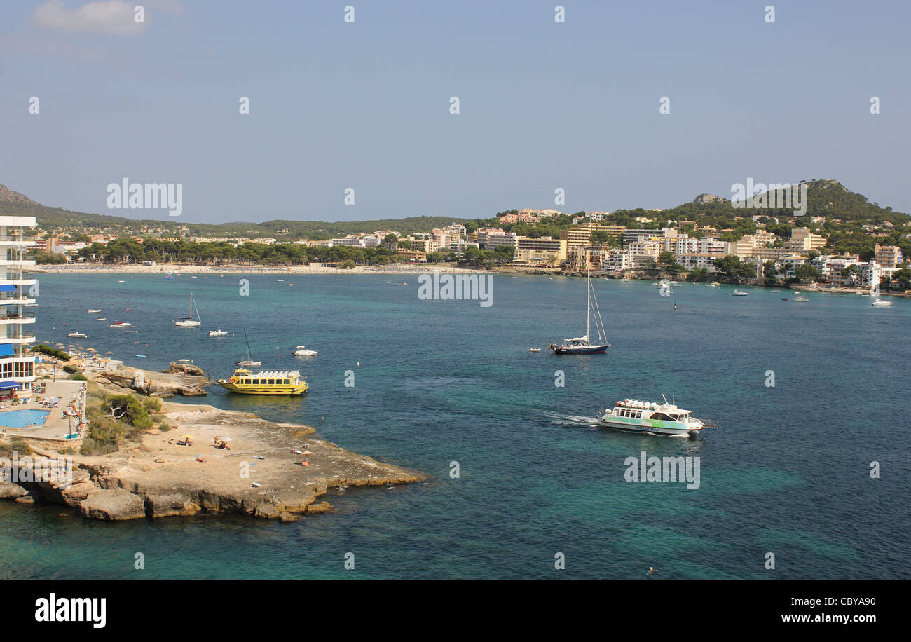 Scène dans la baie de Santa Ponsa à passé hotel vers plage, Calvià, au sud ouest de Majorque Banque D'Images