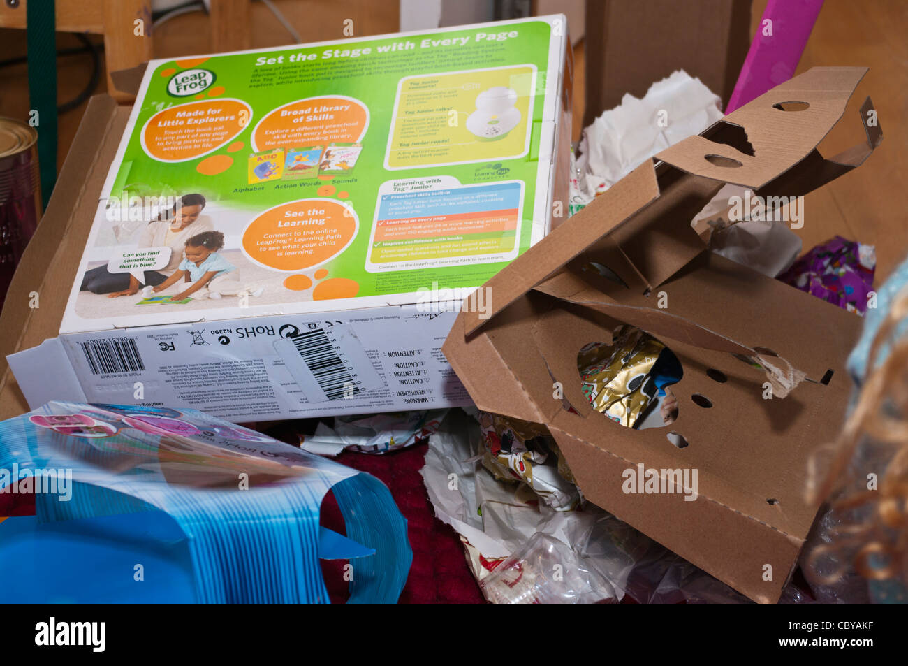 Jeter les déchets d'emballage carton inutile et Noël papier de l'emballage  de la foutaise Photo Stock - Alamy