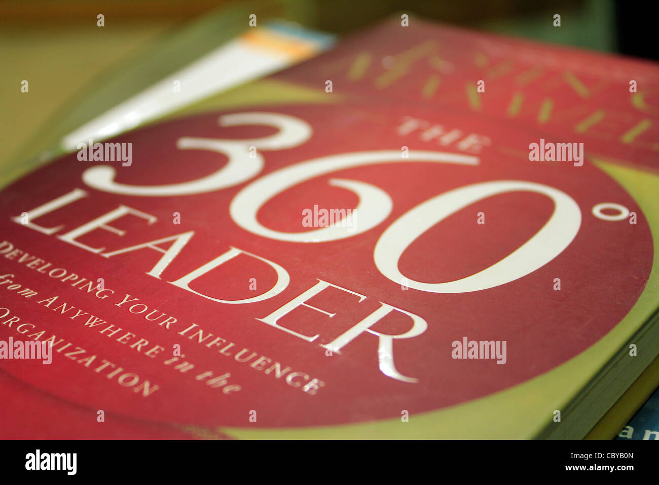Couverture du livre - LE LEADER DE 360 DEGRÉS PAR JOHN C MAXWELL Photo  Stock - Alamy