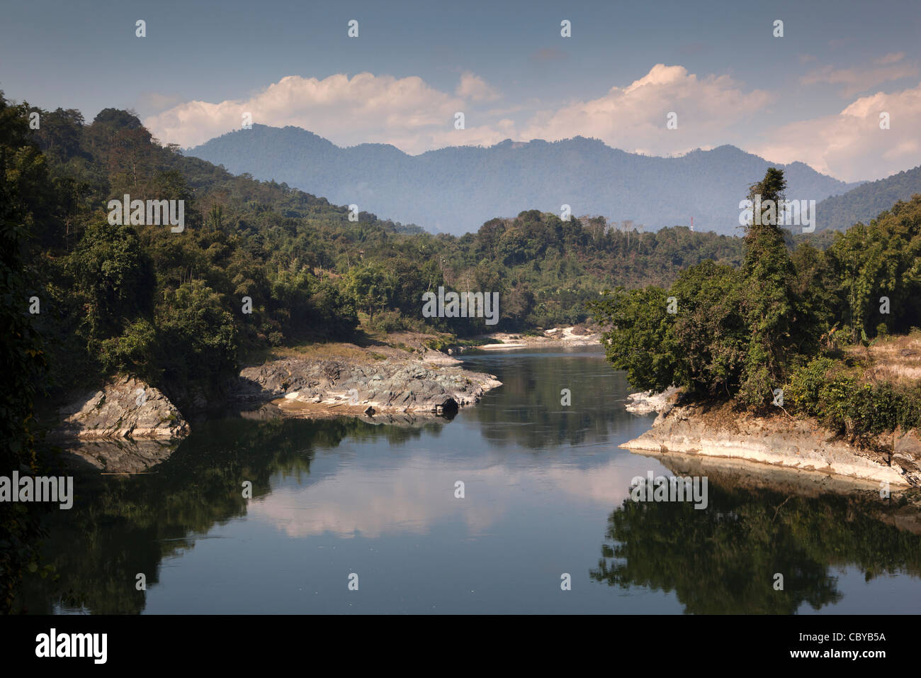 L'Inde, de l'Arunachal Pradesh, le long de l'Himalaya, reflétée dans fothills Siyom River Banque D'Images