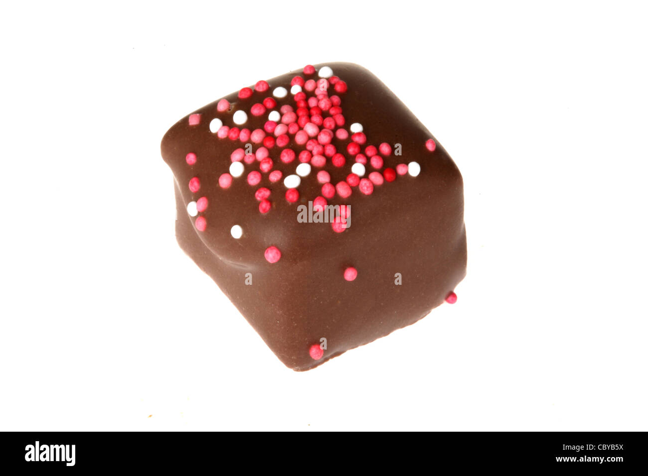 La qualité de luxe fait main confiserie chocolats au lait isolé sur un fond blanc avec un chemin de détourage et aucun peuple Banque D'Images