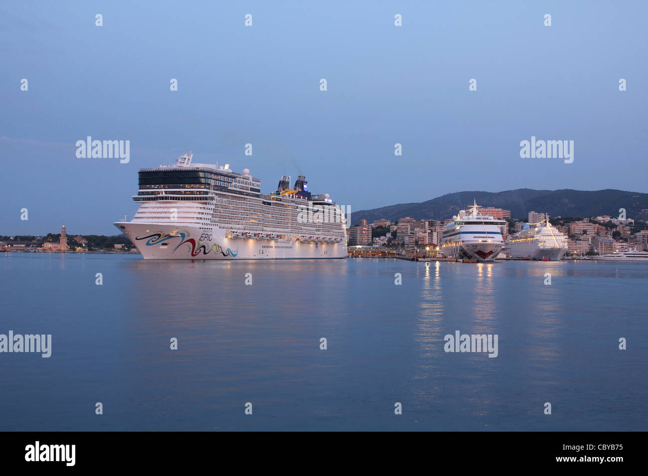 Arrivée à l'aube avant - Norwegian Cruise Line (NCL) de croisière Norwegian Epic' dans 'Port de Palma de Majorque, Banque D'Images
