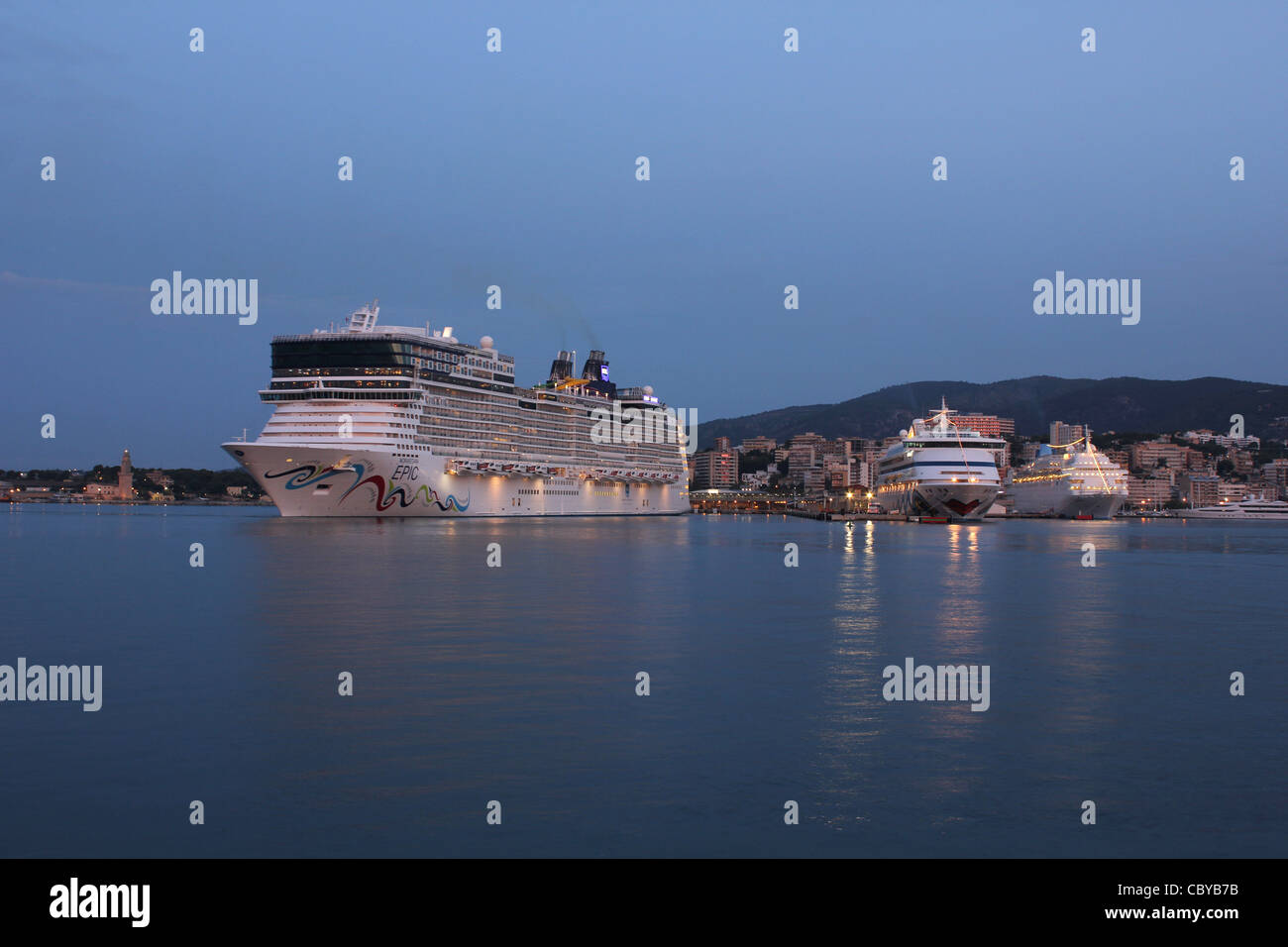 Aube avant votre arrivée Norwegian Cruise Line (NCL) "de croisière Norwegian Epic' au cours d'une de ses visites hebdomadaires à Palma de Mallorca Banque D'Images