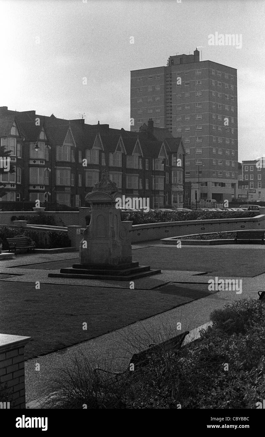 Vue sur les maisons et l'immeuble d'appartements de Herne Bay, Kent Banque D'Images