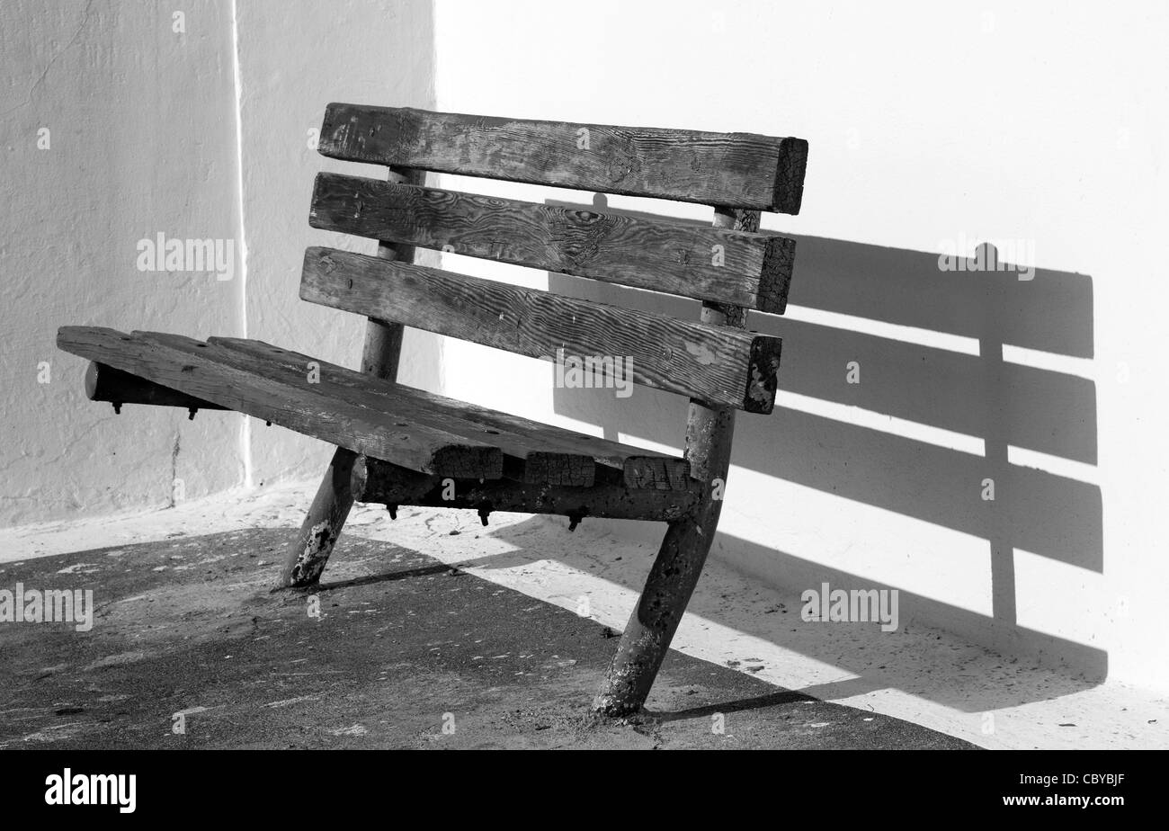 Vieux banc en bois, Fira (thira), Santorin, Grèce Banque D'Images