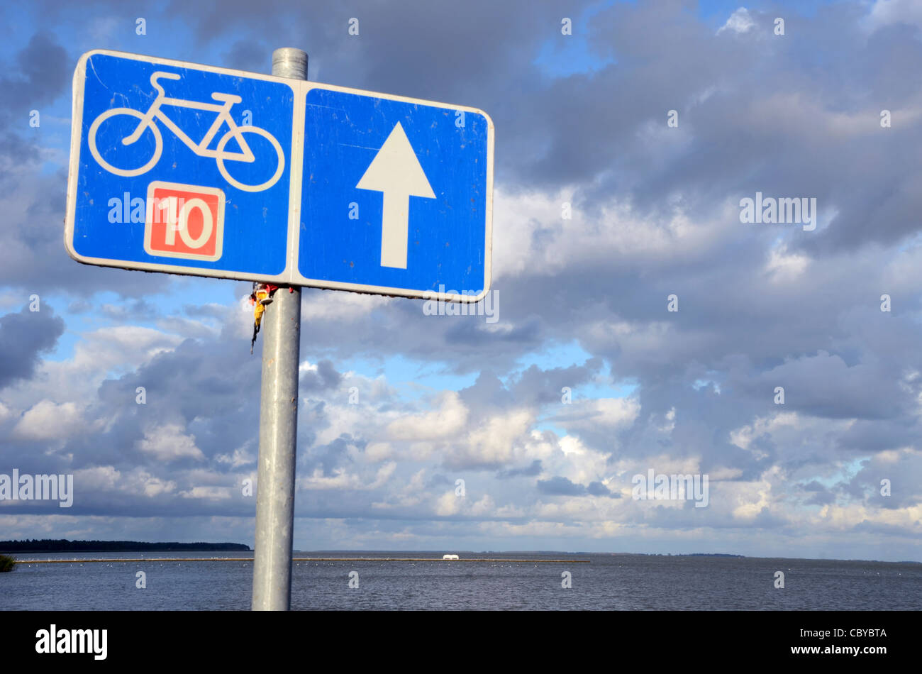 Numéro de piste cyclable signer dix 10 près du lac et ciel nuageux ciel bleu. Banque D'Images