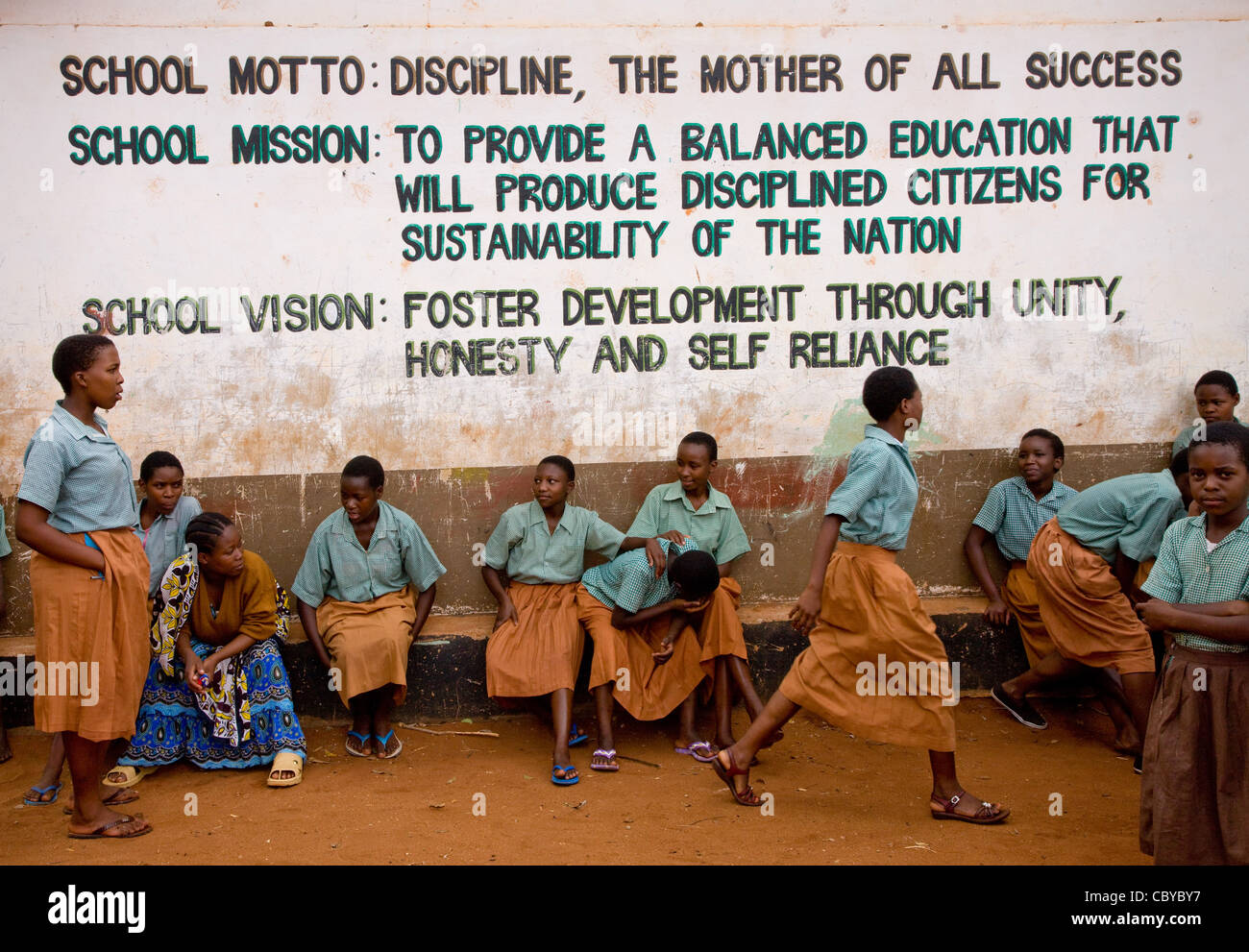 Les élèves à l'école primaire de Mosi Gedion Sagalla district du sud du Kenya en face de l'école énoncés de mission & Codes Banque D'Images