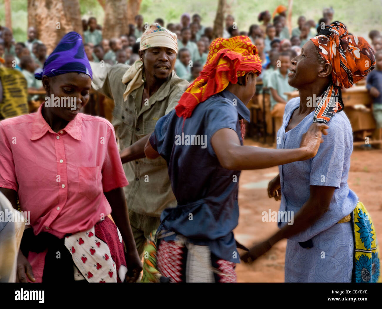 Les parents des enfants de l'école de la danse lors de la cérémonie de remise des prix dans le sud de Sagalla Mosi Gedion - Kenya Banque D'Images