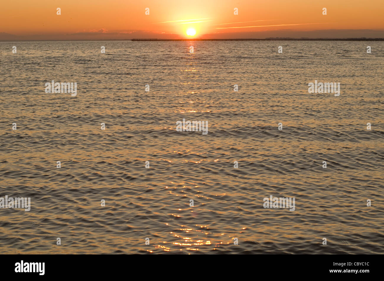 Coucher de soleil sur l'étang de Thau à Balaruc-les-Bains, Languedoc-Roussillon,Sud France Banque D'Images