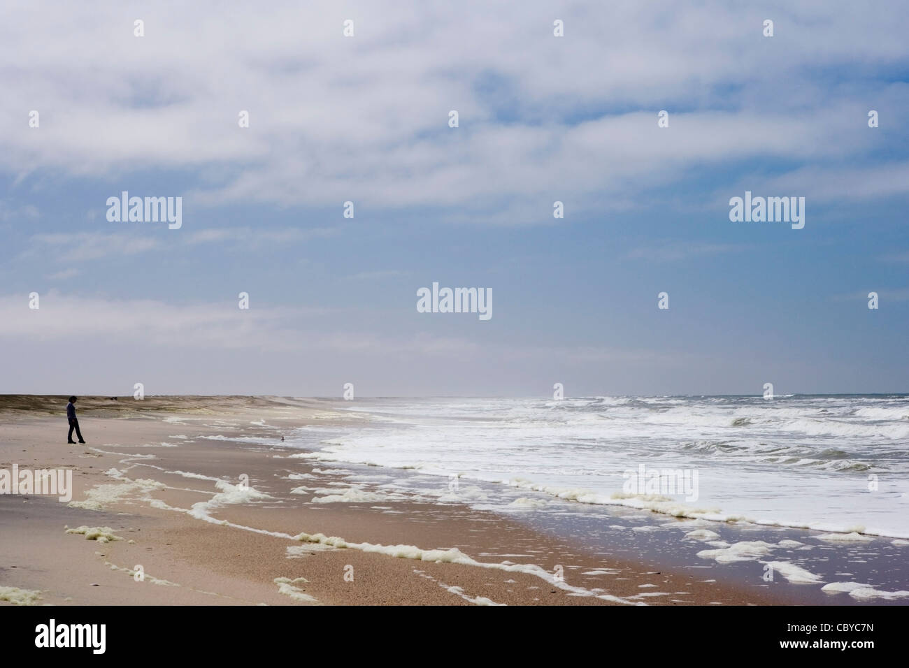 Personne solitaire sur Skeleton Coast Beach - Nord de Swakopmund, Namibie, Afrique Banque D'Images