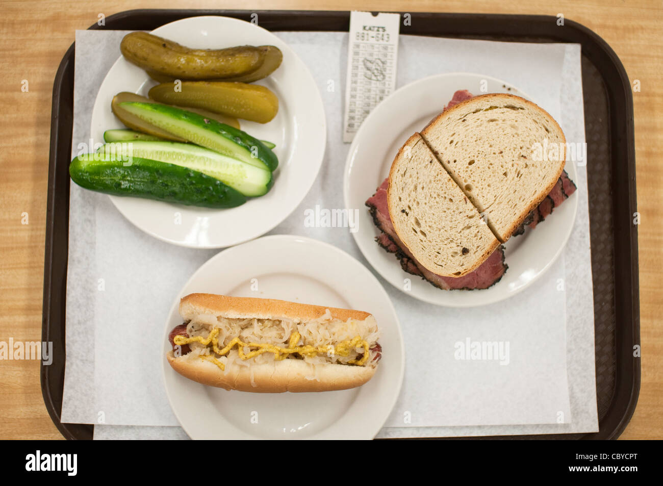 Déjeuner au Katz's Deli à New York du Lower East Side vu de dessus : cornichons, hot-dog avec de la choucroute, le pastrami sur le seigle sandwich. Banque D'Images