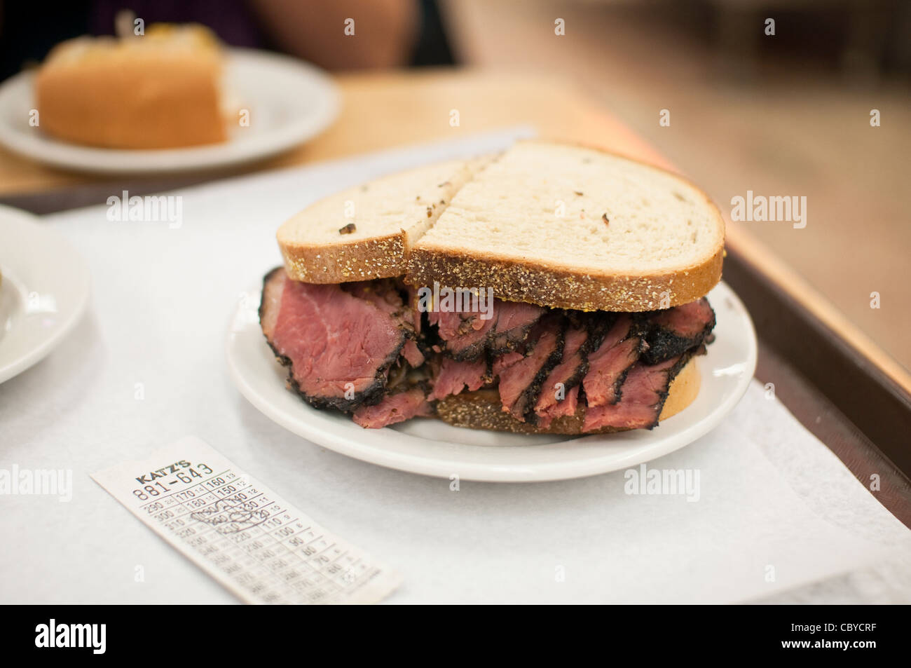 Le fameux sandwich au pastrami sur le seigle Katz's Deli à New York City's Lower East Side, USA. Un gros sandwich. Banque D'Images