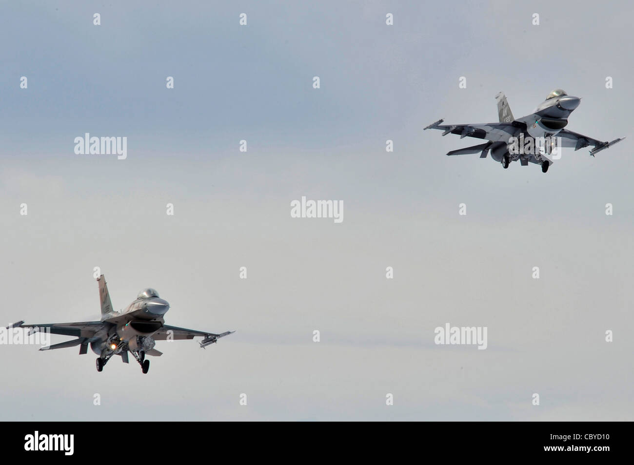 Deux F-16 Fighting Falcon fly 8 avril 2011, au-dessus de eielson Air Force Base, en Alaska. Banque D'Images