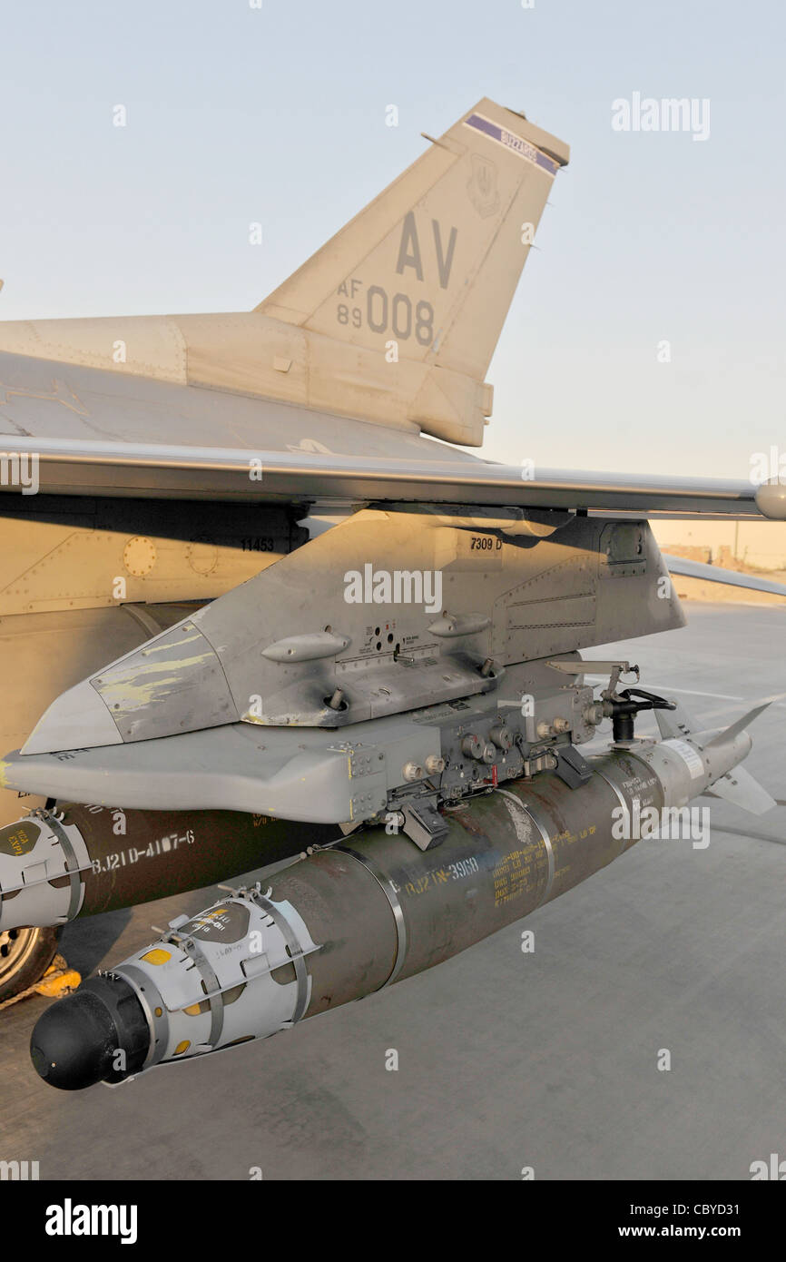 Une bombe guidée-54se trouve sur l'aile d'un faucon F-16 combattant le 1er octobre 2010, à l'aérodrome de Bagram, en Afghanistan. Le GBU-54 est la toute dernière arme de précision de 500 livres de la Force aérienne, équipée d'un système de ciblage spécial qui utilise une combinaison de système de positionnement global et de guidage laser pour engager et détruire avec précision les cibles en mouvement. Banque D'Images