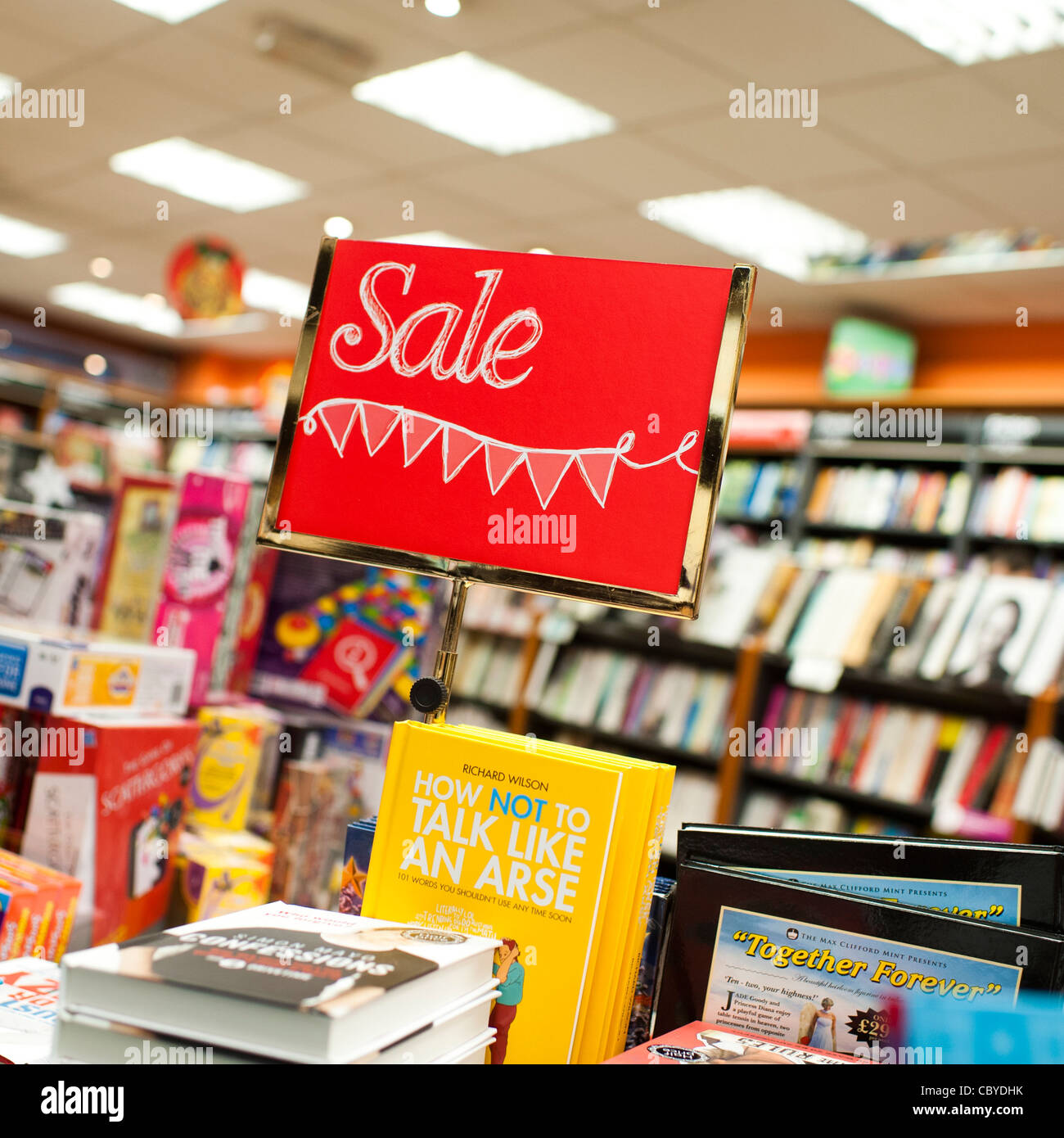 Une vente à une succursale de la librairie Waterstones, UK Banque D'Images