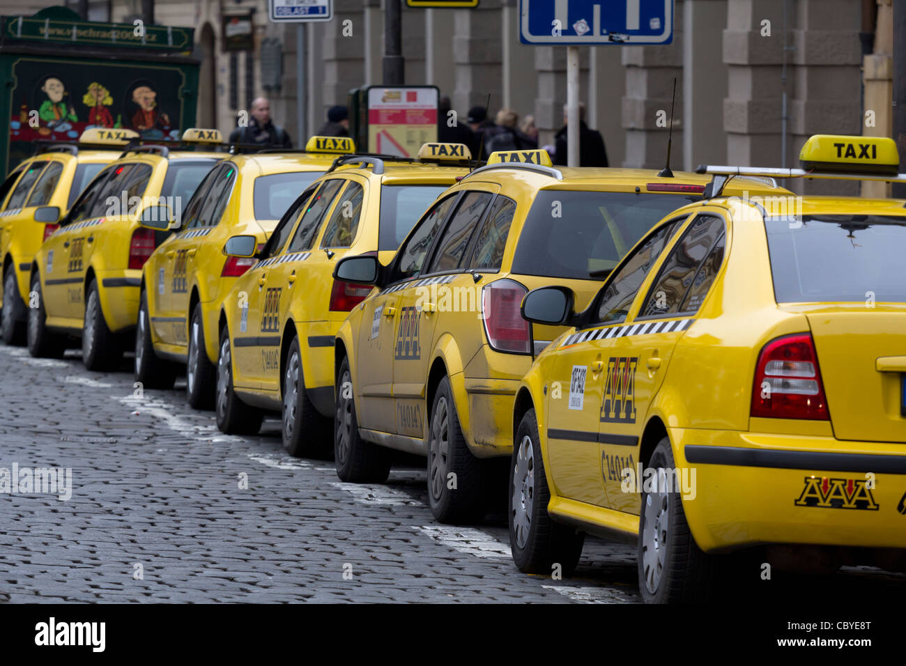 Flotte de taxis jaunes à AAA, l'un des plus les entreprises de taxi de bonne réputation à Prague, République Tchèque Banque D'Images