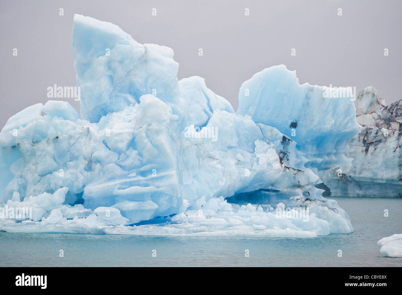 Icebergs dans la lagune du glacier, l'Islande. Banque D'Images
