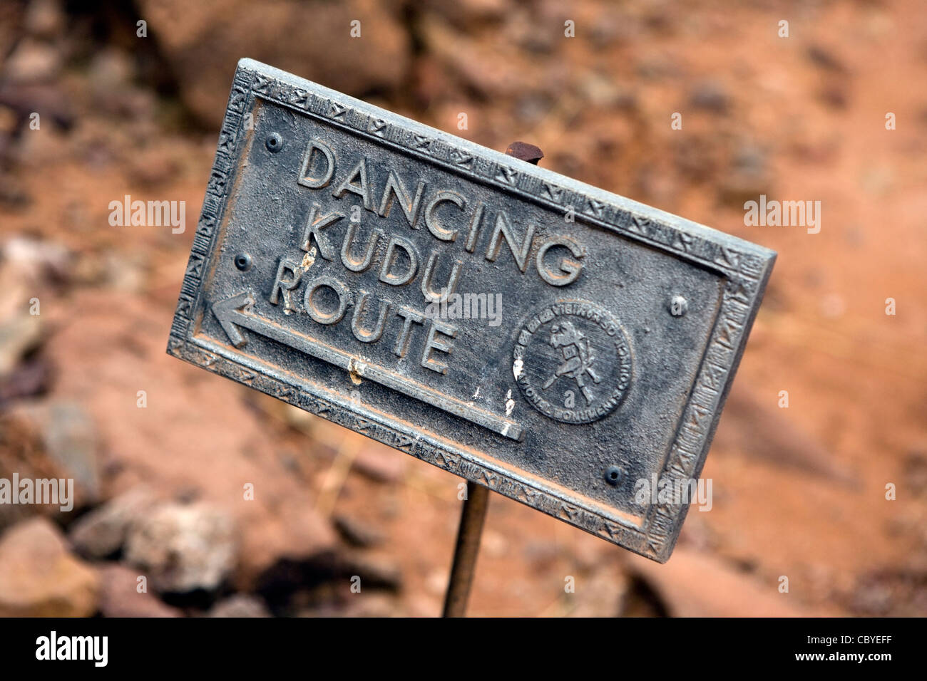 Trail signe à Twyfelfontein Gravures Rupestres Site - Damaraland - région de Kunene, Namibie, Afrique Banque D'Images