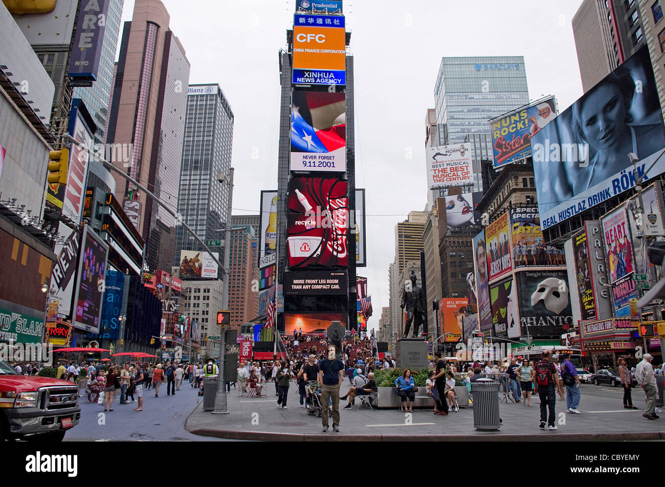 Duffy Square nommé pour le Père Francis D. Duffy Statue, 2 Times Square, Broadway et la 7e Ave 46-47th St Manhattan, New York. Banque D'Images