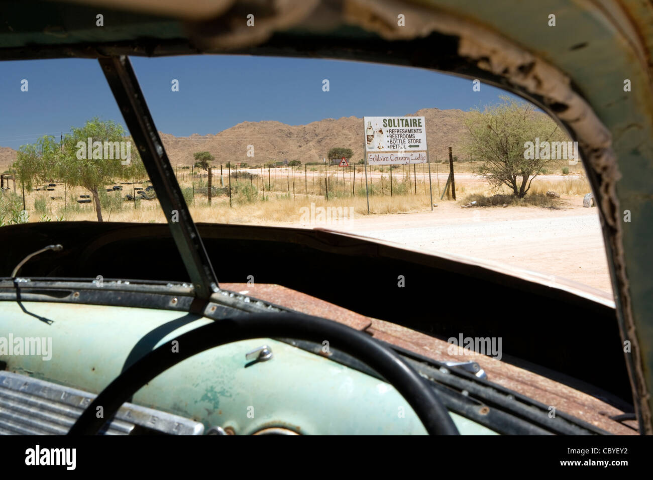 Voir par voiture abandonnée en Solitaire - Khomas Region, Namibie, Afrique Banque D'Images