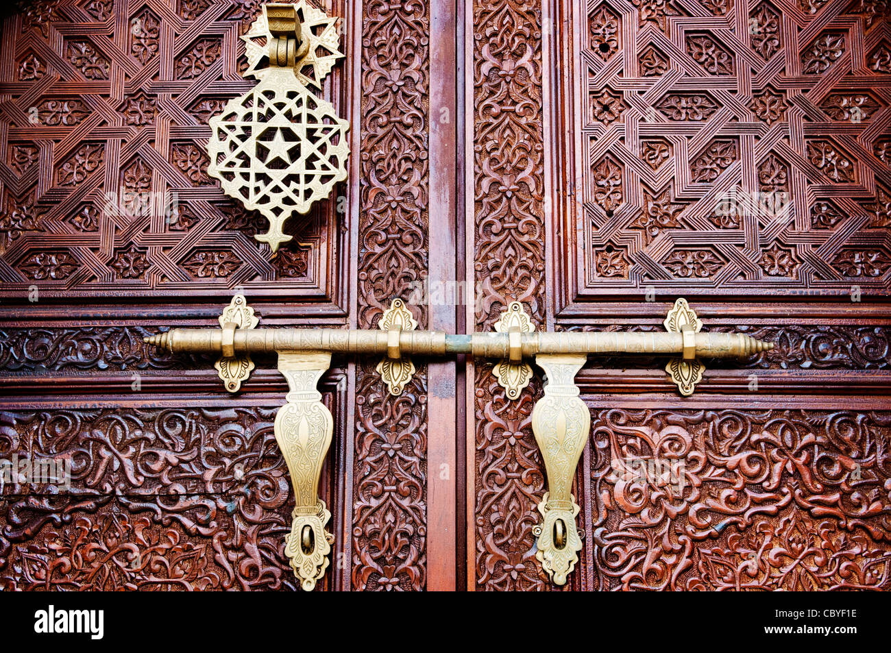Porte sculptée de l'islam avec de beaux détails contexte. Banque D'Images