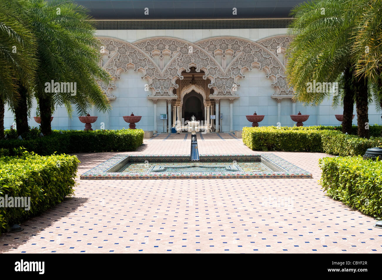 Beau jardin intérieur de l'architecture marocaine à Putrajaya Malaisie Banque D'Images