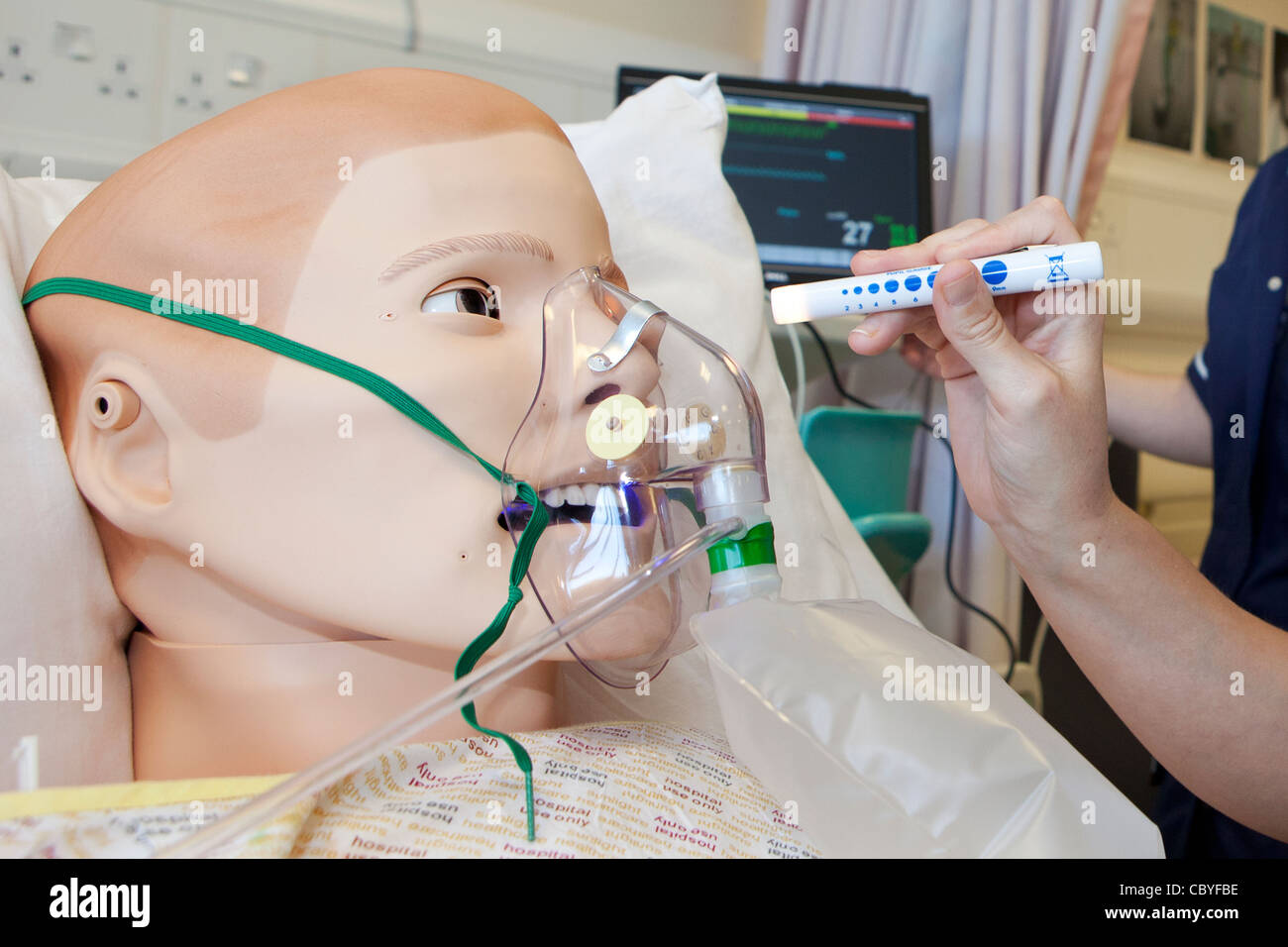 L'enseignement dans un hôpital du NHS à l'aide d'un simulateur de patient humain Banque D'Images