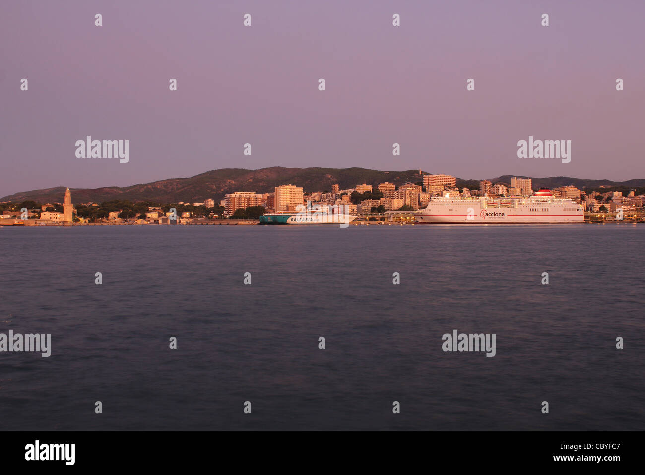Balearia Ferry "Federico Garcia Lorca" et Acciona Trasmediterranea Ferry / 'Fortuny' dans le port de Palma de Majorque Banque D'Images