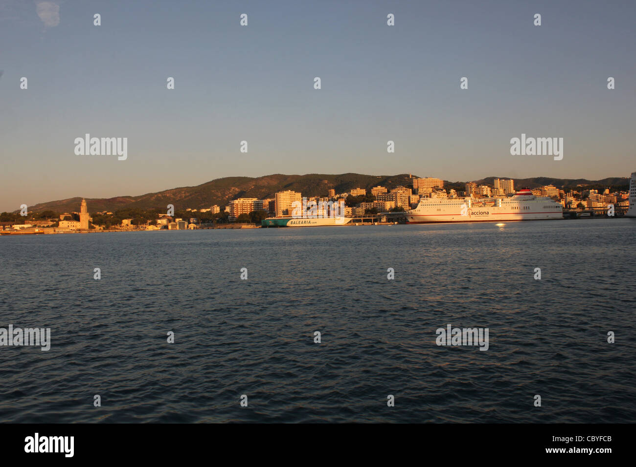 Balearia Ferry "Federico Garcia Lorca" et Acciona Trasmediterranea Ferry / 'Fortuny' dans le port de Palma de Majorque Banque D'Images
