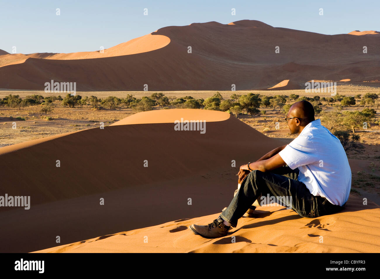 L'homme dominant dunes - Sossusvlei - Parc national du Namib-Naukluft National Park, Namibie, Afrique Banque D'Images