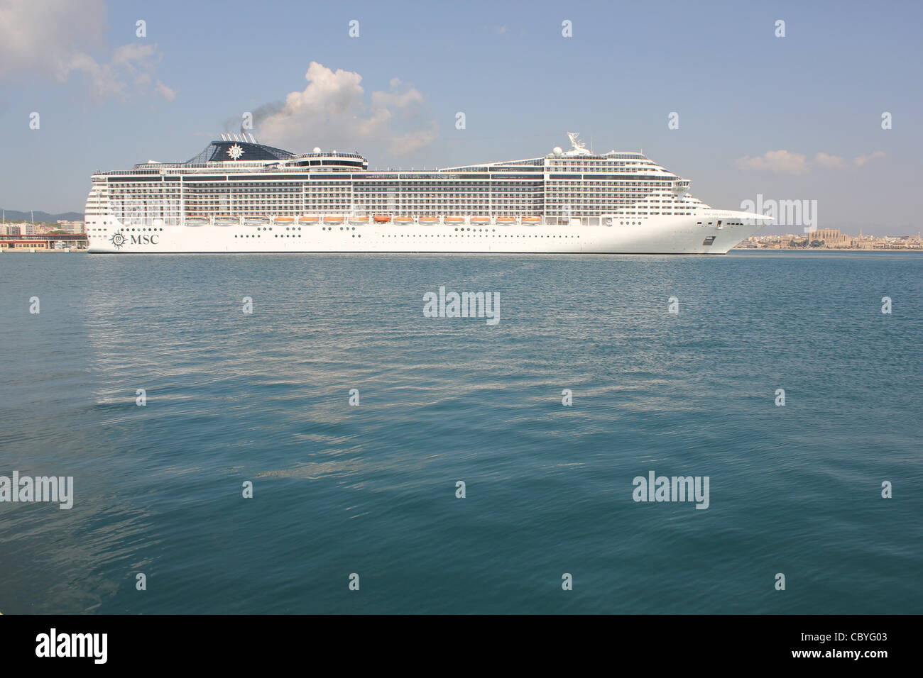 Les lignes de croisière MSC Cruise Ship "MSC SPLENDIDA" en marche arrière sur le quai dans le port de Palma de Majorque Banque D'Images