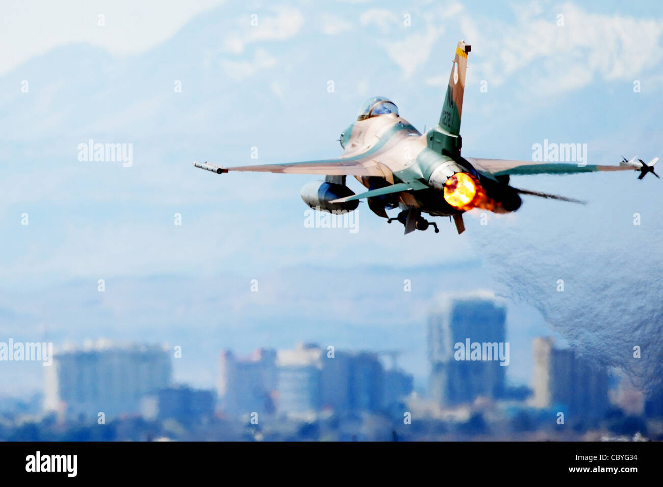 Un agresseur F-16 prend son envol le 3 mars 2010, lors d'un exercice du drapeau rouge à la base aérienne de Nellis, au Nevada. Le drapeau rouge est un exercice d'entraînement de combat réaliste impliquant les forces aériennes des États-Unis et de leurs alliés. L'exercice est effectué sur le champ d'essai et d'entraînement Nevada de 15,000 miles carrés, au nord de Las Vegas. ( Banque D'Images