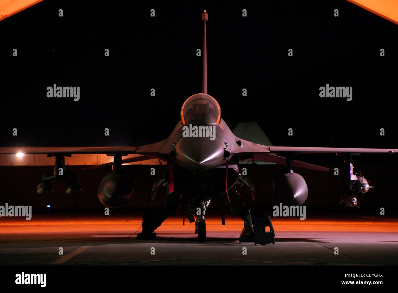 Un faucon de combat F-16 est logé dans un abri d'avion durci avec un pilote prêt 24 heures par jour pour les missions en état d'alerte. Le faucon combattant est issu du 332e Escadron de chasseurs expéditionnaires à la base interarmées de Balad, en Irak. Banque D'Images