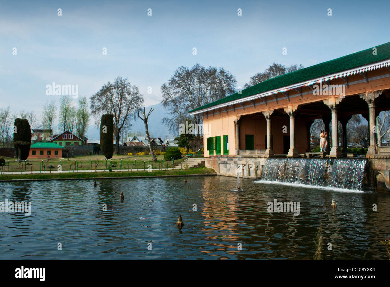 Fontaine à l'eau jardin Moghol à Srinagar, au Cachemire, en Inde Banque D'Images