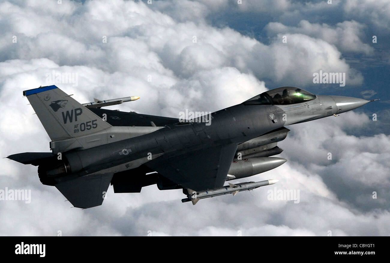 Un faucon Fighting Faucon F-16 effectue une mission d'entraînement le 30 janvier sur la péninsule sud-coréenne. Le F-16 peut voler plus de 500 miles, livrer ses armes avec une précision supérieure, se défendre contre les avions ennemis et revenir à son point de départ. Les pilotes affectés au 35e Escadron de combat de la base aérienne de Kunsan, en Corée du Sud, utilisent des missions d'entraînement pour simuler les conditions réelles auxquelles ils peuvent faire face au combat et garder leurs compétences en combat affinées. Banque D'Images