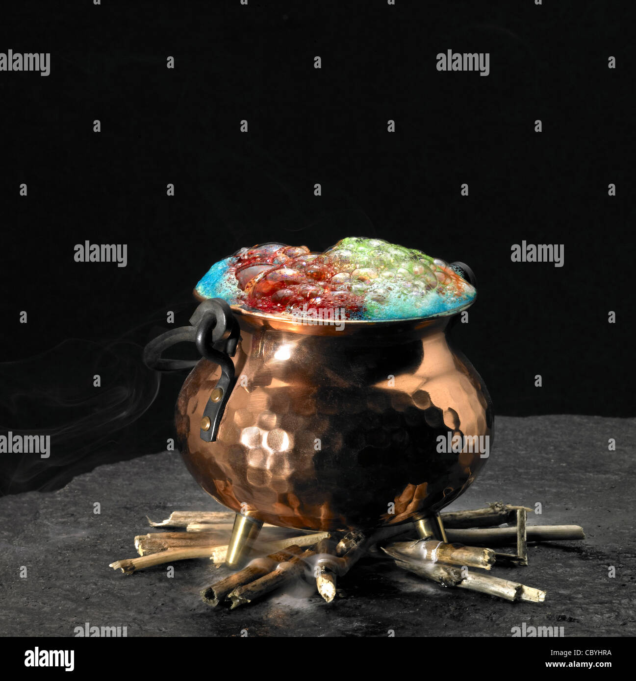 Image symbolique avec spumous potion et chaudron en cuivre sur une cheminée Banque D'Images