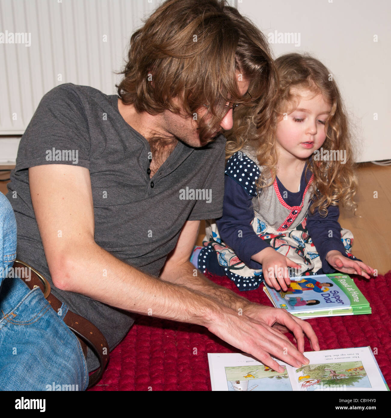 Le parent et l'enfant lire ensemble Banque D'Images