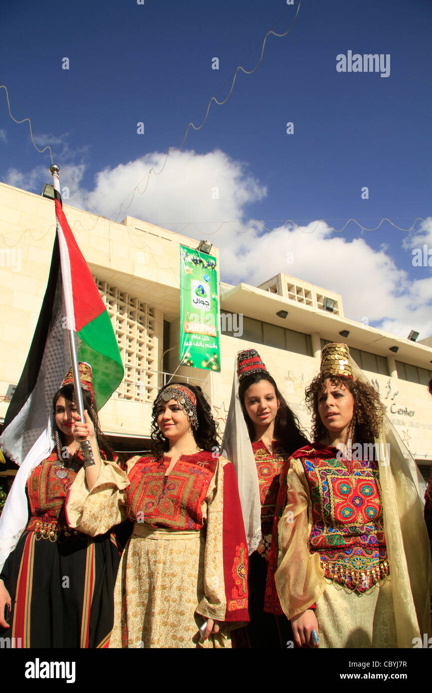 Noël à Bethléem, filles palestiniennes en vêtements traditionnels en place de la Crèche Banque D'Images