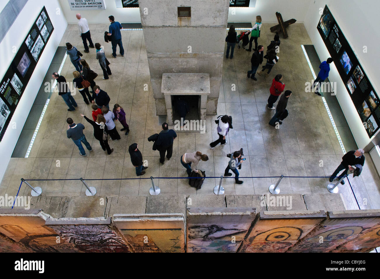 Exposition sur le mur de Berlin Newseum Washington DC // WASHINGTON DC — une vue de dessus montre les visiteurs examinant l'exposition sur le mur de Berlin de Newseum, avec huit sections en béton originales du mur à côté d'une authentique tour de garde est-allemande. L'exposition, vue d'en haut, montre l'ampleur de l'une des plus grandes collections d'artefacts du mur de Berlin en dehors de l'Allemagne. Les touristes se promènent entre le côté est et la face ouest couverte de graffitis des segments de mur préservés. Le Newseum a fermé en 2019. Banque D'Images Exposition sur le mur de Berlin Newseum Washington DC // WASHINGTON DC — une vue de dessus montre les visiteurs examinant l'exposition sur le mur de Berlin de Newseum, avec huit sections en béton originales du mur à côté d'une authentique tour de garde est-allemande. L'exposition, vue d'en haut, montre l'ampleur de l'une des plus grandes collections d'artefacts du mur de Berlin en dehors de l'Allemagne. Les touristes se promènent entre le côté est et la face ouest couverte de graffitis des segments de mur préservés. Le Newseum a fermé en 2019. Banque D'Images