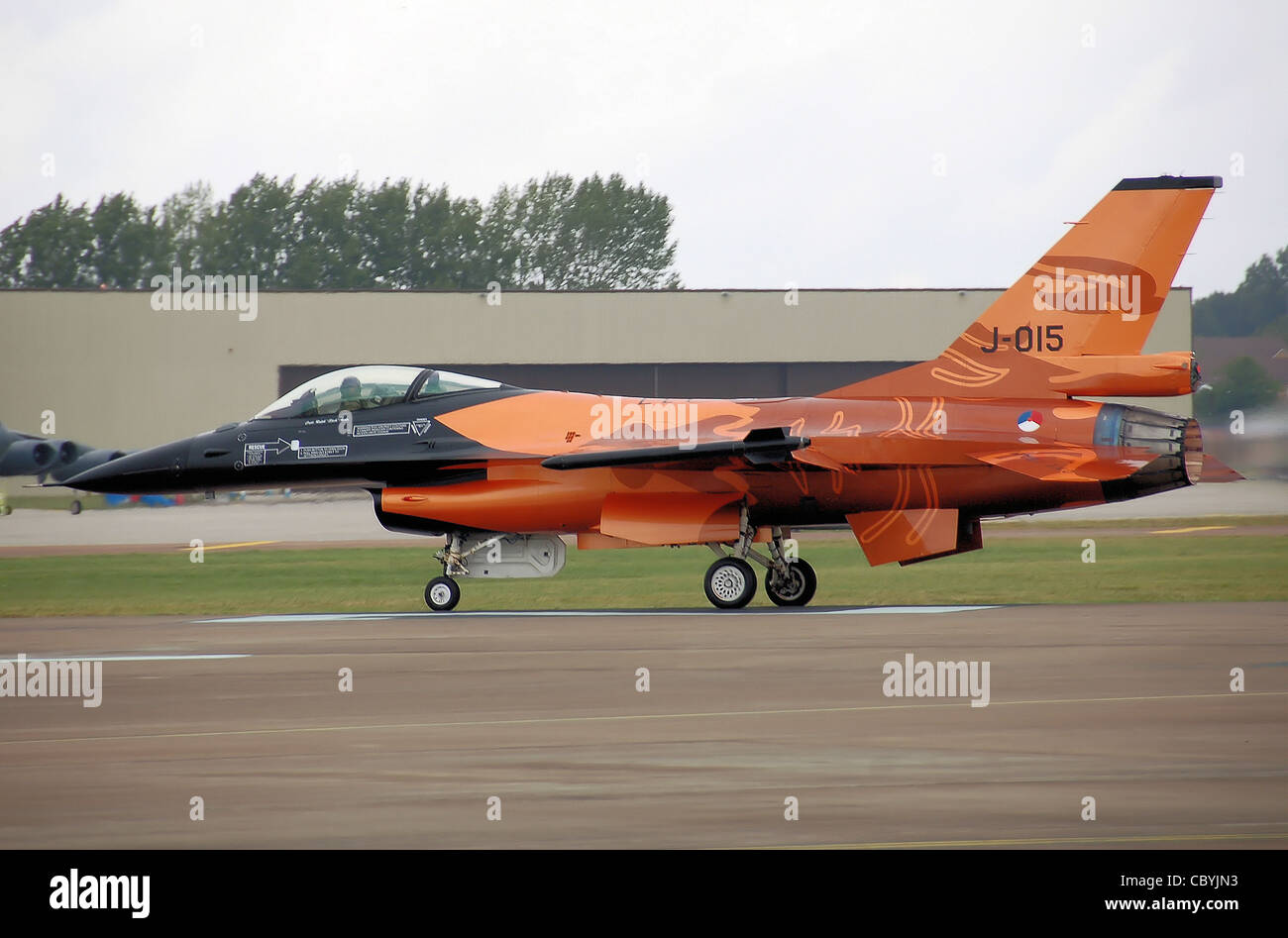 Royal Netherlands Air Force F-16 Fighting Falcon (queue code J-015) commence sa course au décollage au 2009 Royal International Air Ta Banque D'Images