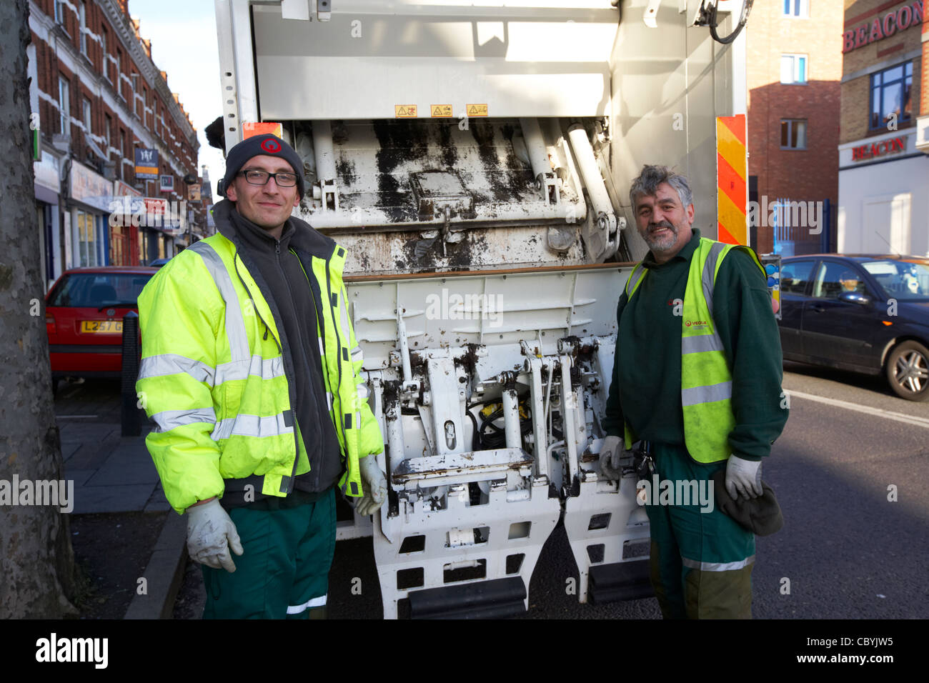 Veolia les travailleurs qui travaillent au nom des administrations locales de collecte des déchets conseil brent refuser dans un camion benne london uk united kingdom Banque D'Images